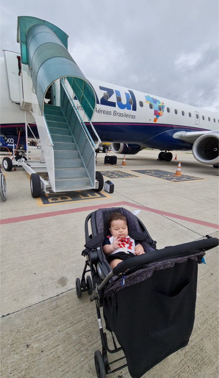 É possível levar carrinho de bebê a bordo? Entenda as políticas das companhias aéreas!