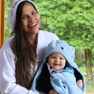 Mãe viajando feliz com bebê pequeno durante a viagem