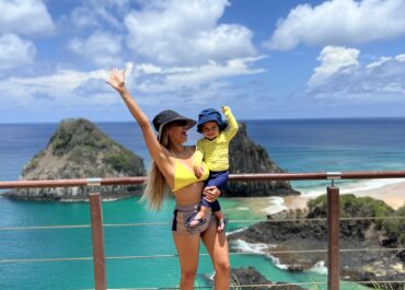 Mãe com bebê em Fernando de Noronha representando destinos para viajar com bebês