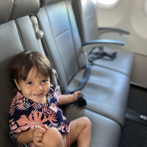 Criança acima de 2 anos sentada na própria poltrona do avião